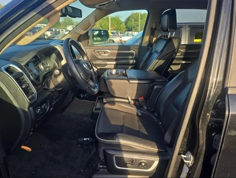 Used 2020 Diamond Black Crystal Pearlcoat Ram Laramie image 4