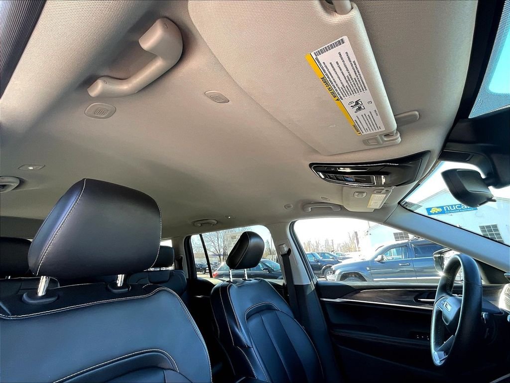 Used 2022 White Jeep Limited image 7