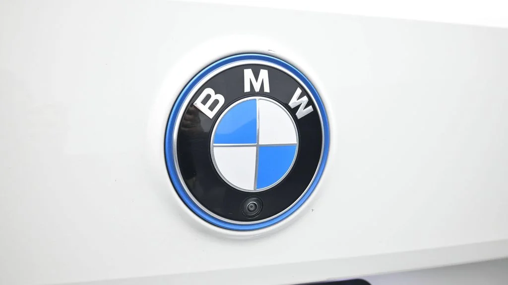 Used 2024 White BMW xDrive50 image 22