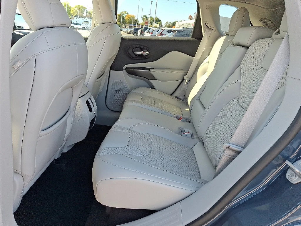 Used 2021 Blue Jeep Latitude Lux image 11