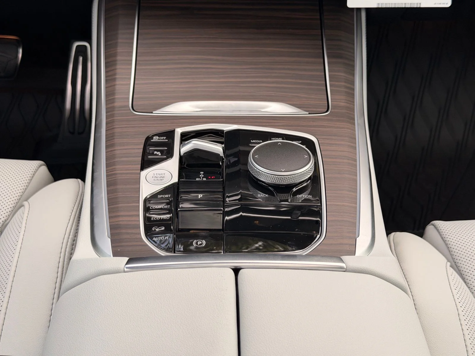 New 2026 Mineral White Metallic BMW xDrive40i image 17