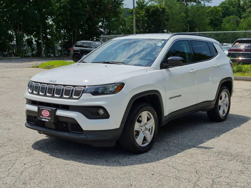 Used 2022 White Jeep Latitude image 9