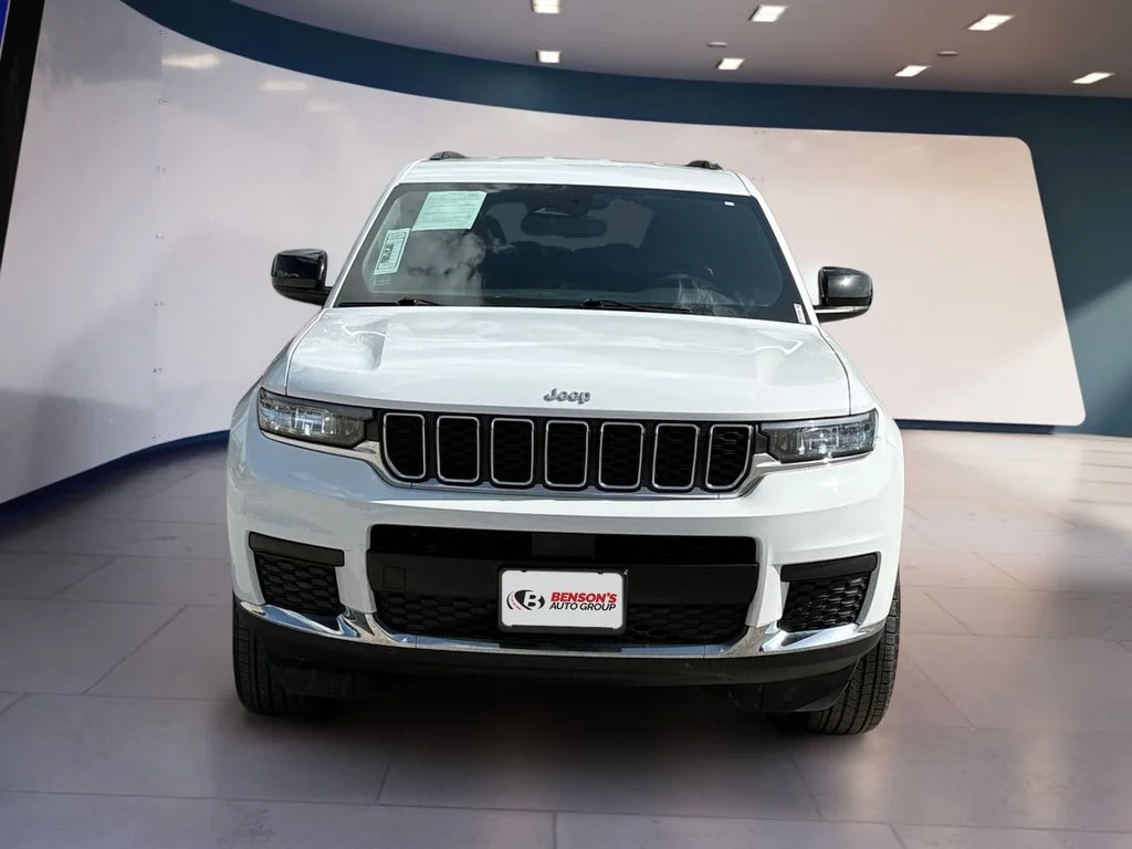 Used 2024 White Jeep Laredo image 8