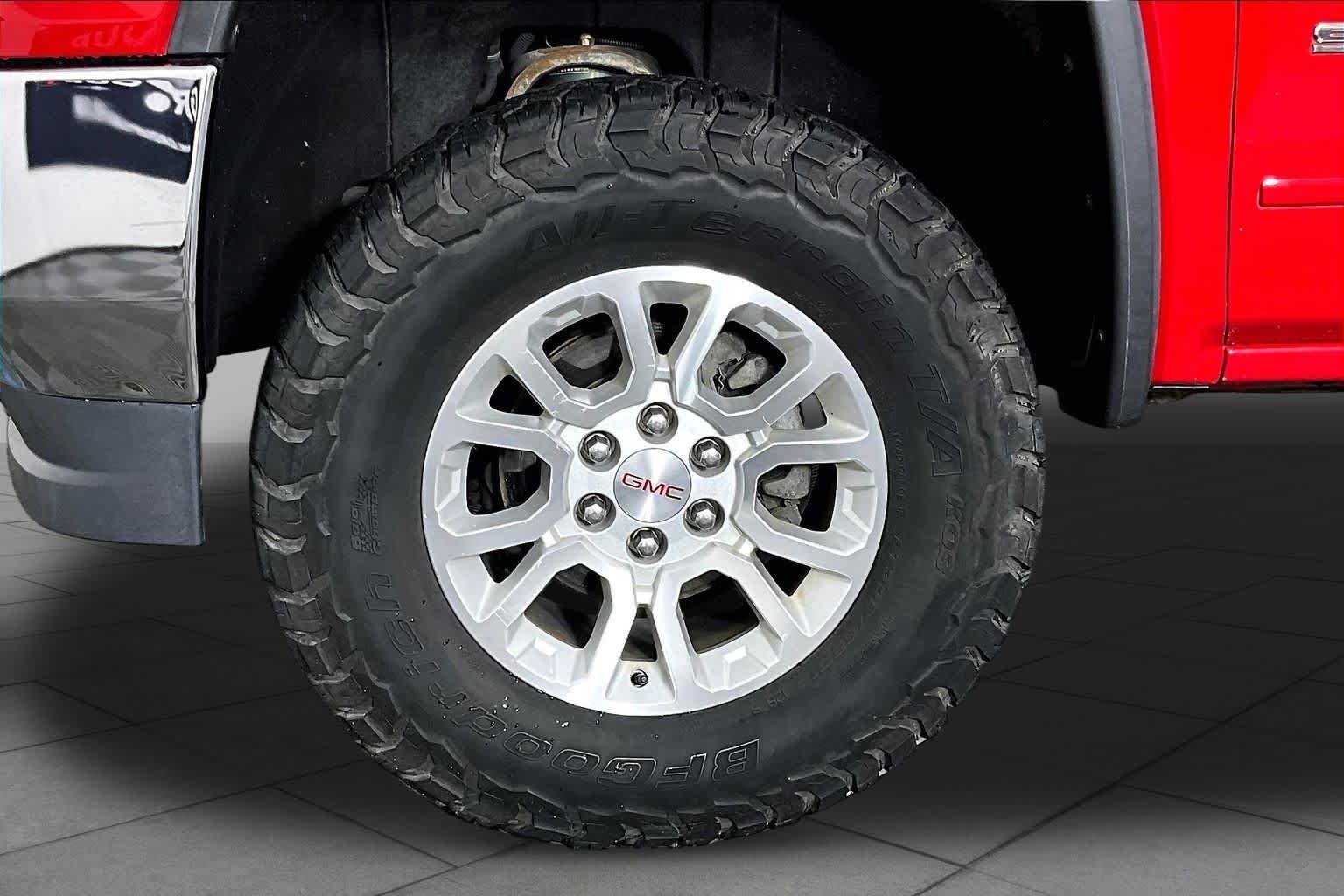 Used 2018 Cardinal Red GMC SLE image 11