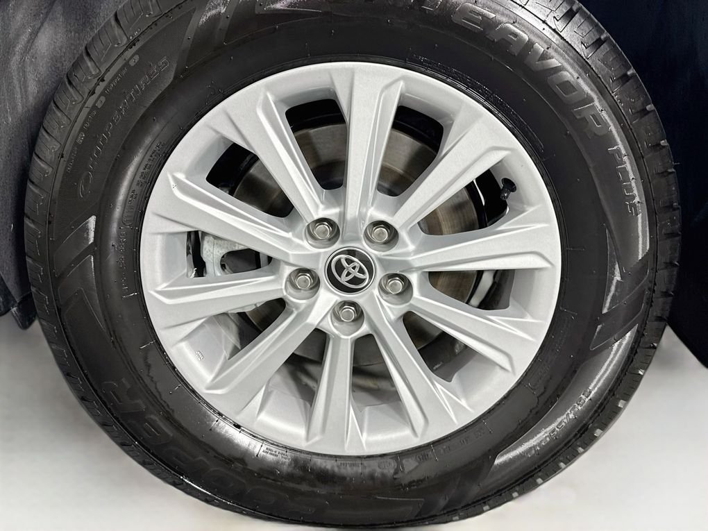 Used 2024  Toyota XLE image 36