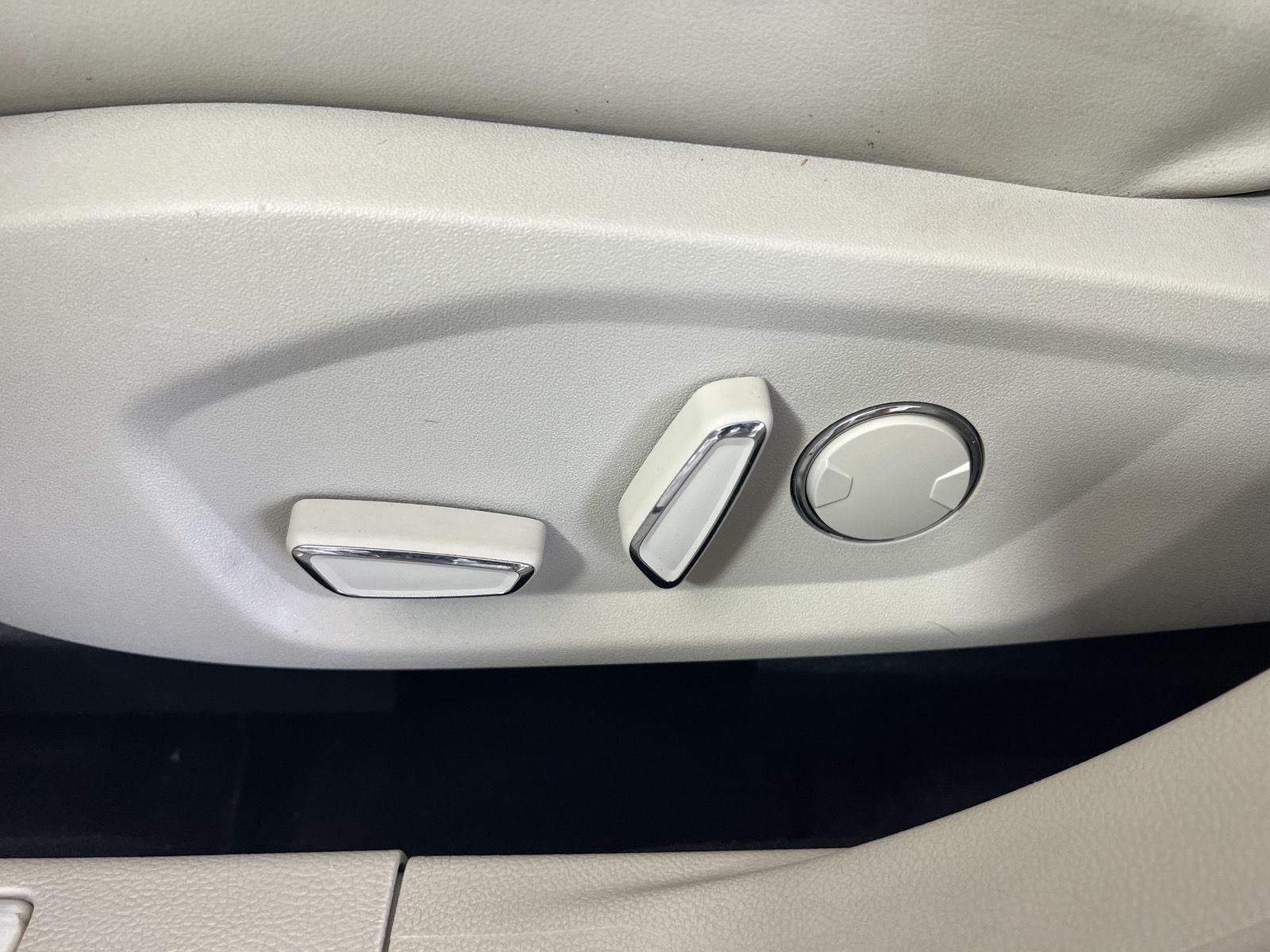 Used 2017 White Platinum Metallic Tri-Coat Ford Platinum image 12
