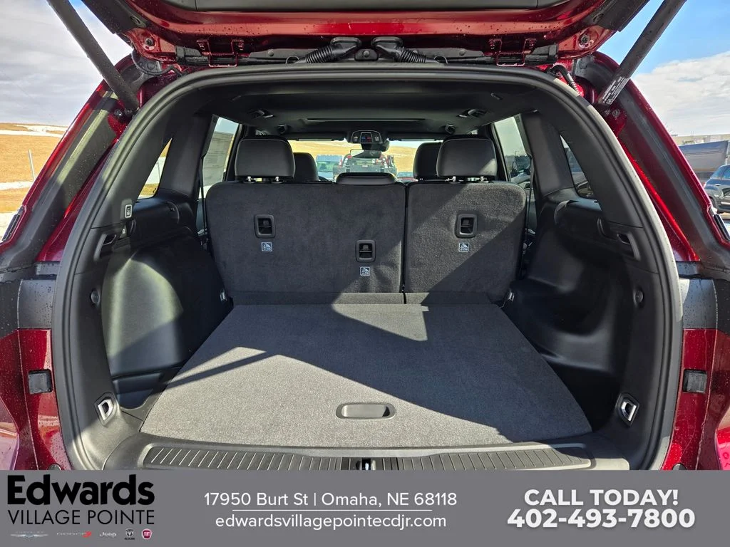 New 2026 Velvet Red Pearl-Coat Exterior Paint Jeep Laredo Altitude image 27