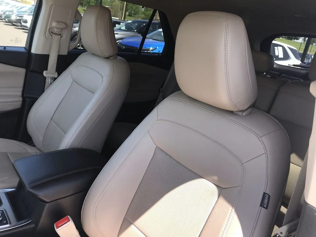 Used 2023 White Ford Limited image 11