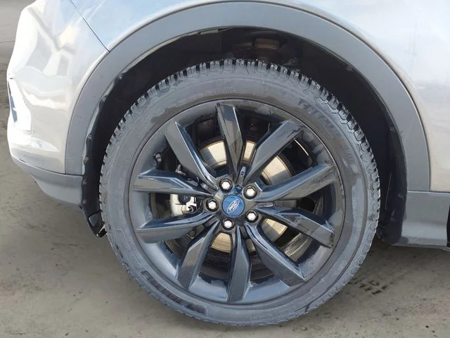 Used 2019 Magnetic Ford SE image 14