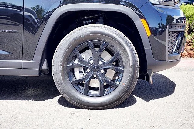 New 2026 Diamond Black Crystal Pearl-Coat Exterior Paint Jeep Laredo image 8