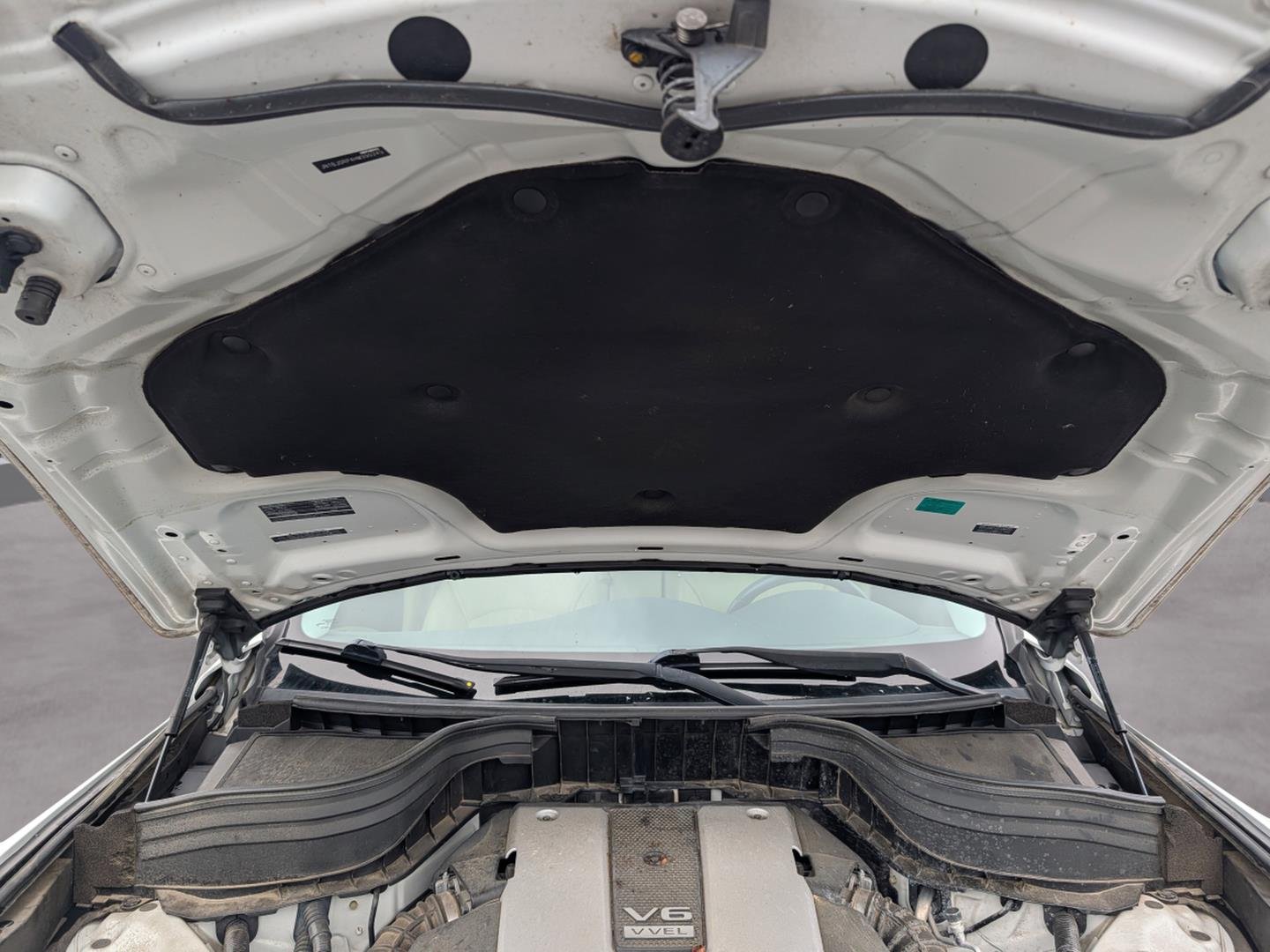 Used 2017 Majestic White INFINITI RWD image 30