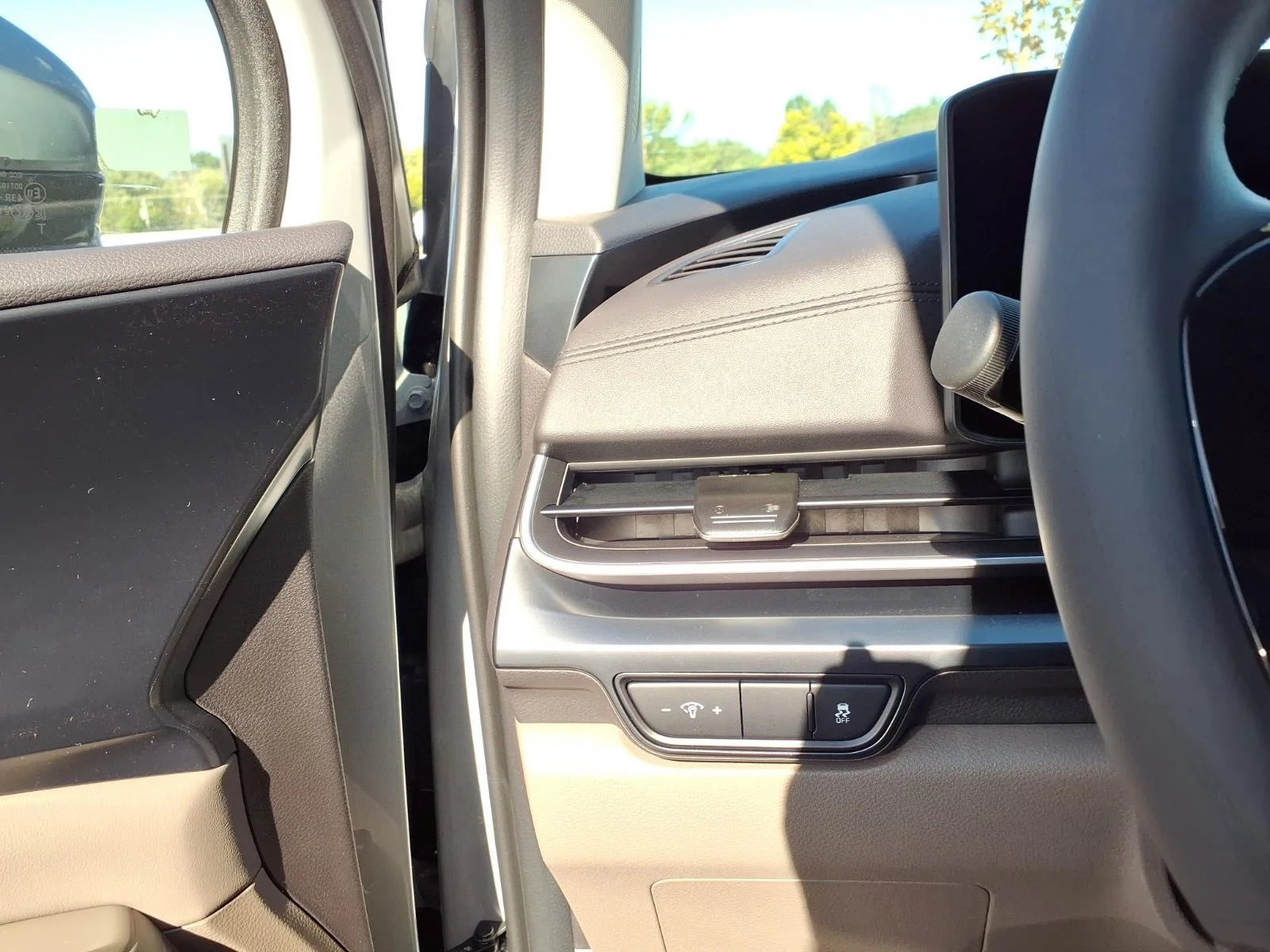 New 2027 Ceramic Silver Kia LXS image 10