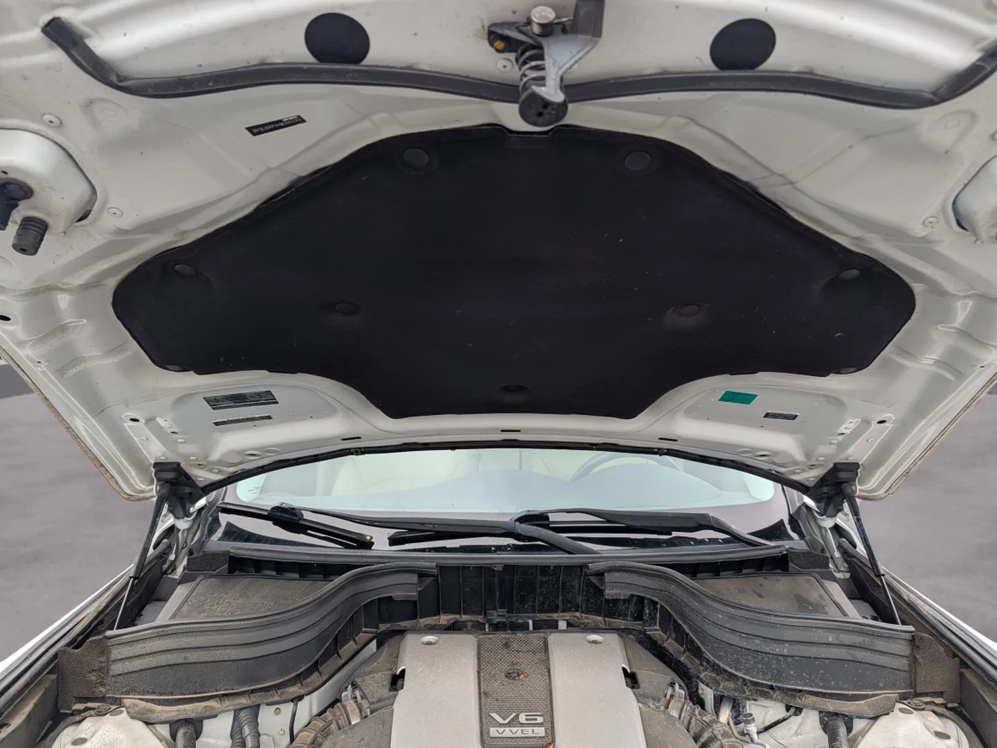 Used 2017 Majestic White INFINITI RWD image 30