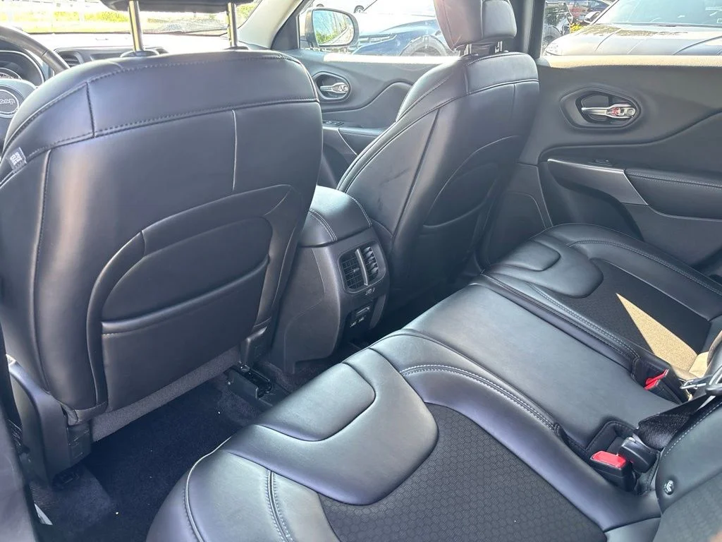 Used 2019 Silver Jeep Latitude Plus image 20
