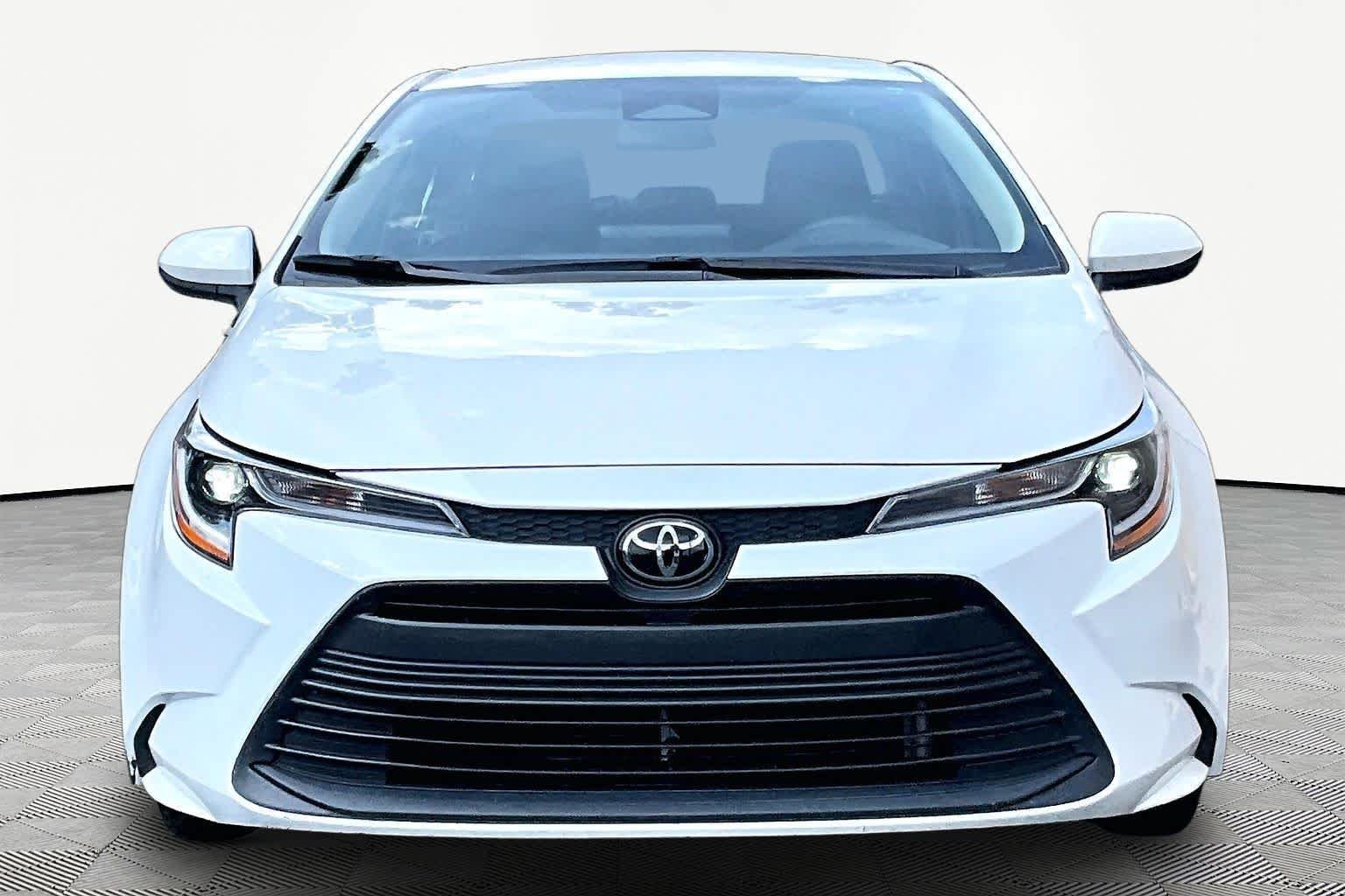 Used 2025 Ice Cap Toyota LE image 3