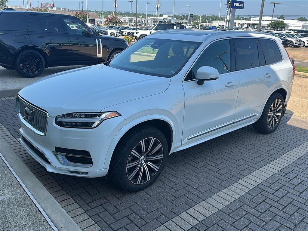 Used 2024 Crystal White Metallic Volvo Core Bright Theme image 1
