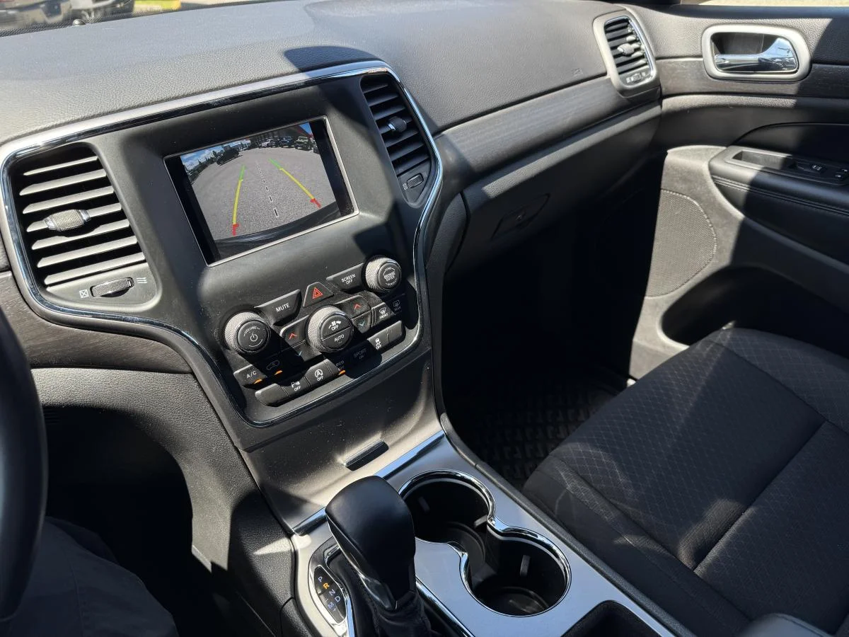 Used 2018 Red Jeep Laredo 4wd image 19