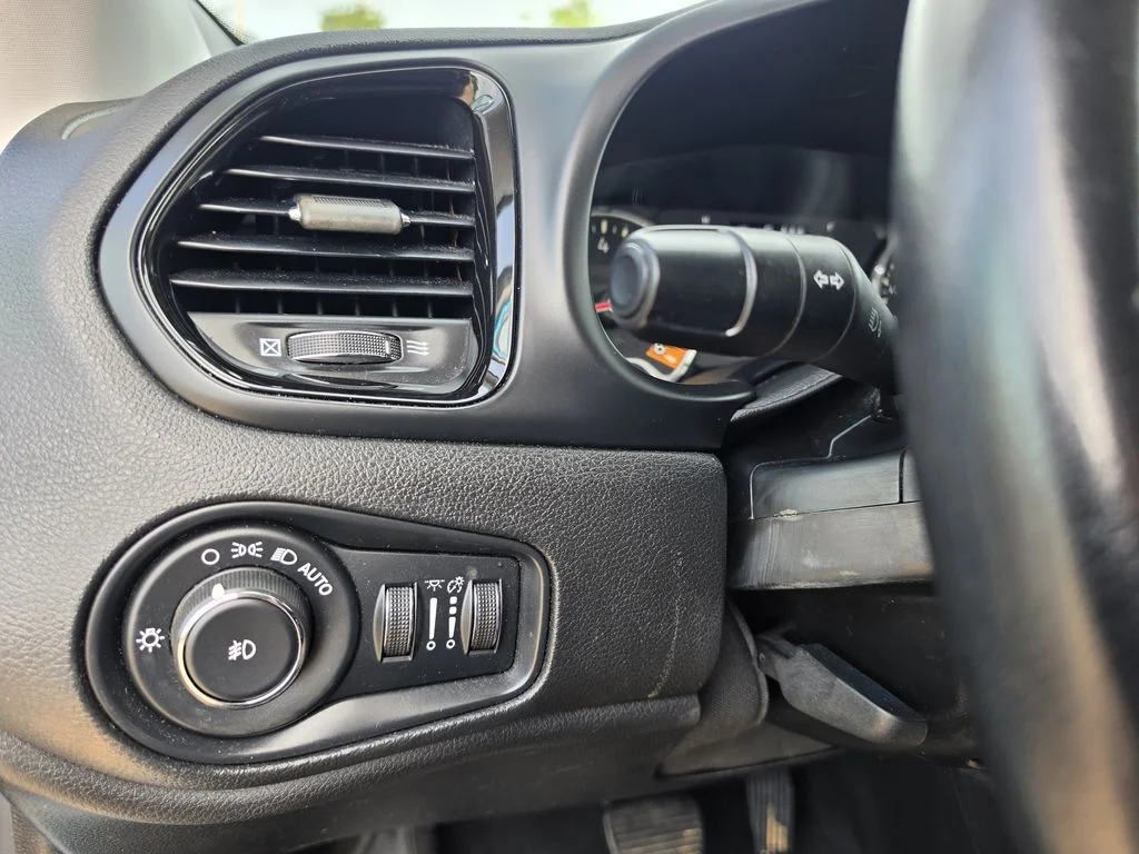 Used 2019 Teal Jeep Latitude image 19