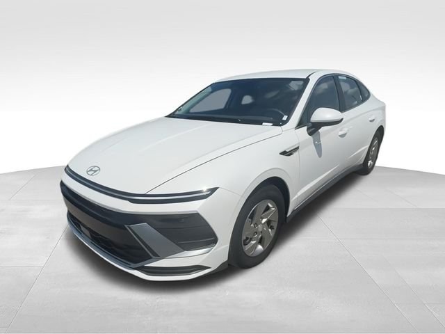 Used 2025 White Hyundai SE image 4