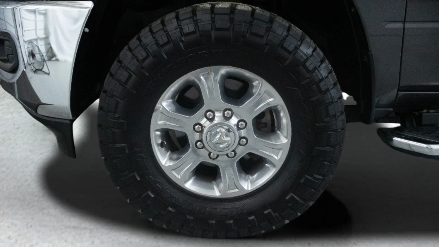 Used 2024 Gray Med Ram Big Horn image 9