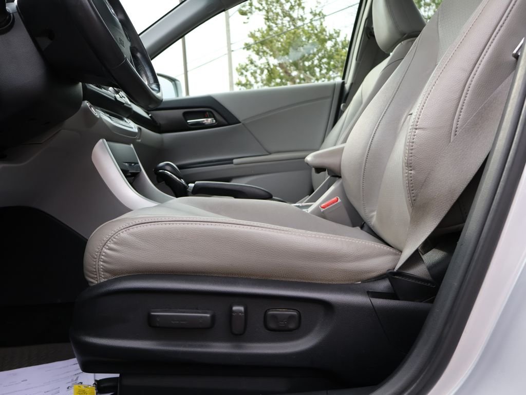 Used 2013  Honda EX-L image 30