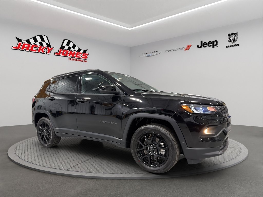 New 2026 Diamond Black Crystal Pearlcoat Jeep Latitude Altitude image 11