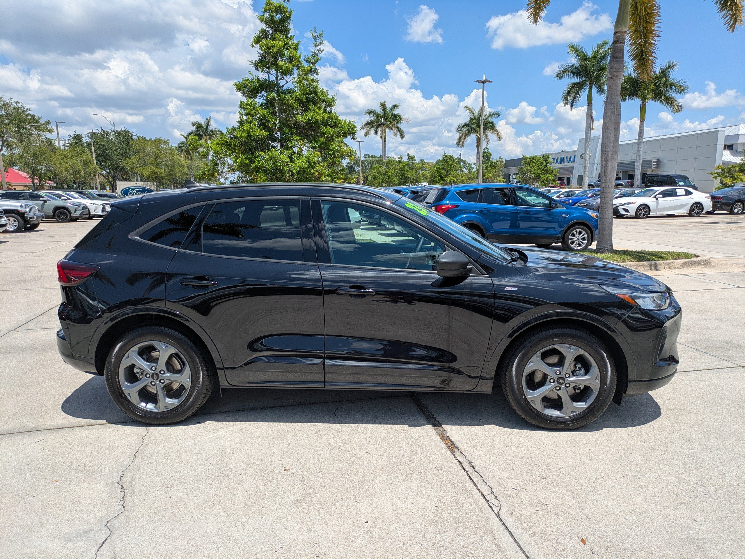 Used 2023 Agate Black Metallic Ford ST-Line image 3