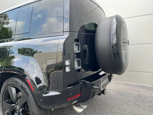 Used 2025 Santorini Black Metallic Land Rover V8 image 10