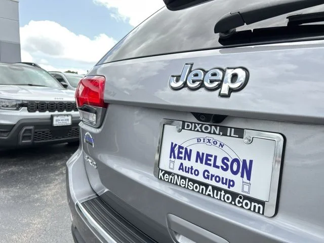 Used 2018 Silver Jeep Limited image 10