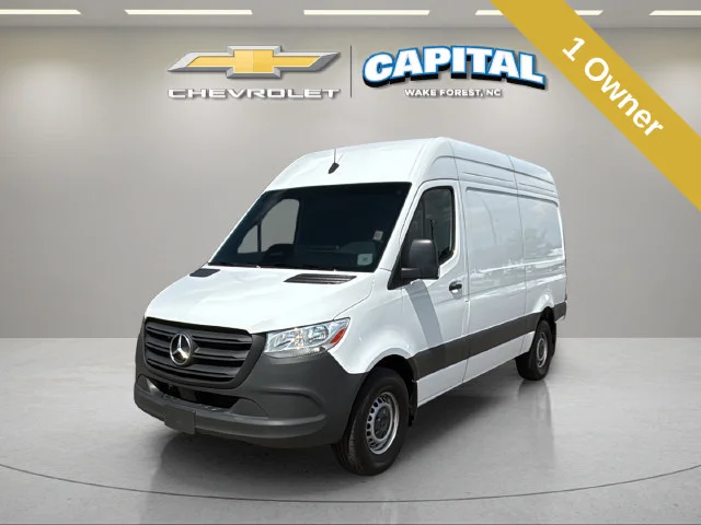 Used 2025  Mercedes-Benz NA image 2