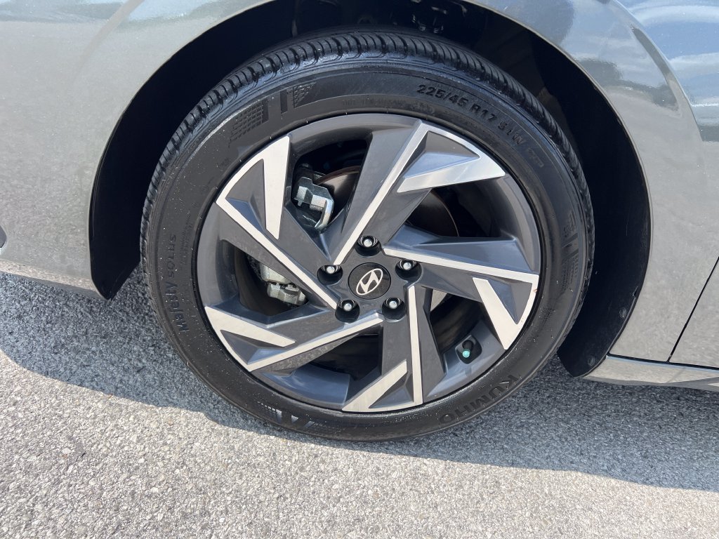 Used 2025 Gray Hyundai SEL Sport image 10