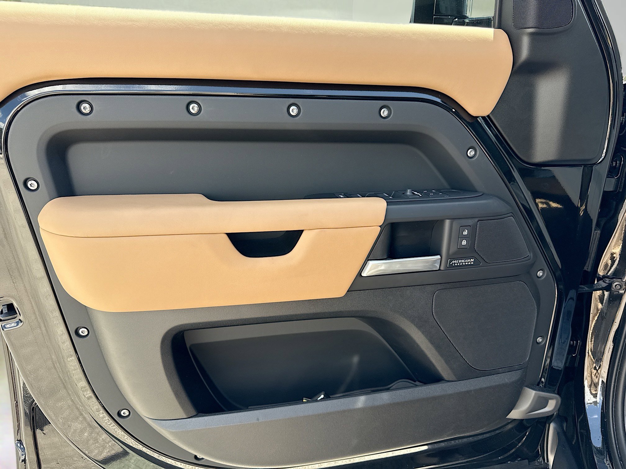 New 2026 Santorini Black Land Rover X-Dynamic SE image 22