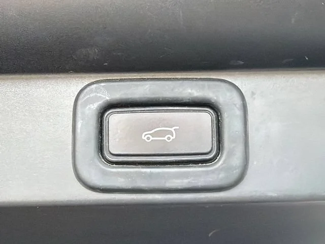 Used 2023 White Land Rover P440e SE image 19
