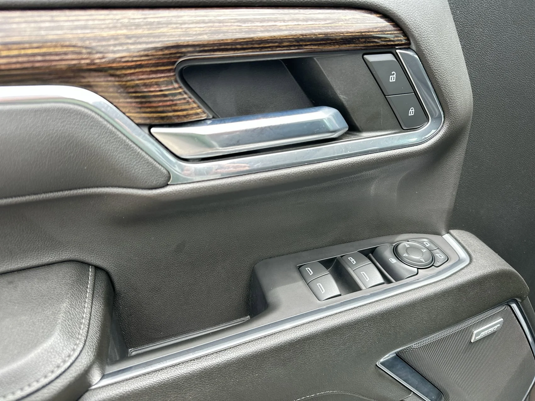 Used 2024 Summit White GMC Elevation image 13