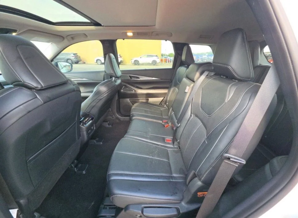 Certified Used 2023 White INFINITI LUXE image 9