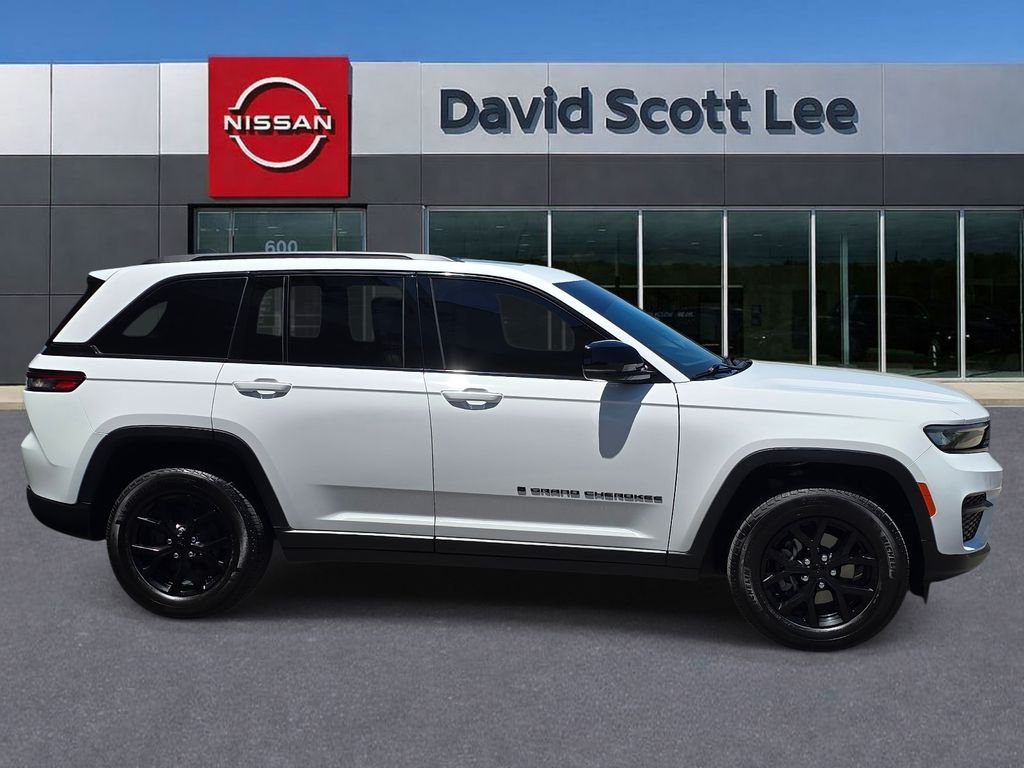 Used 2025 White Jeep Altitude X image 4