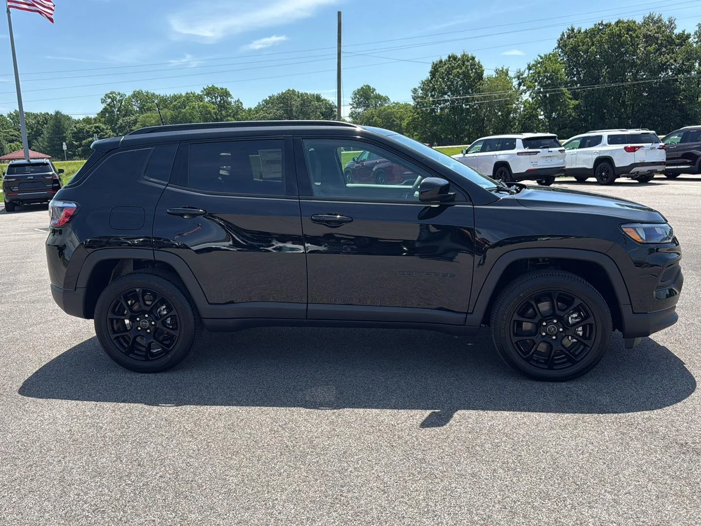 New 2026 Diamond Black Crystal Pearlcoat Jeep Latitude Altitude image 8