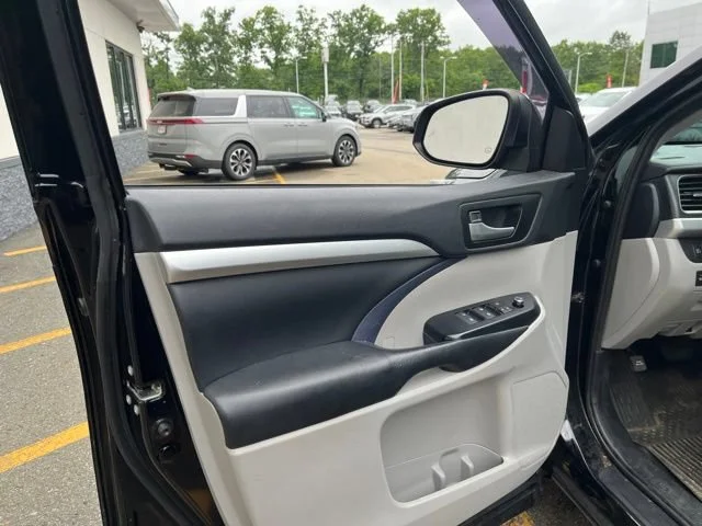 Used 2019 Midnight Black Metallic Toyota XLE image 10