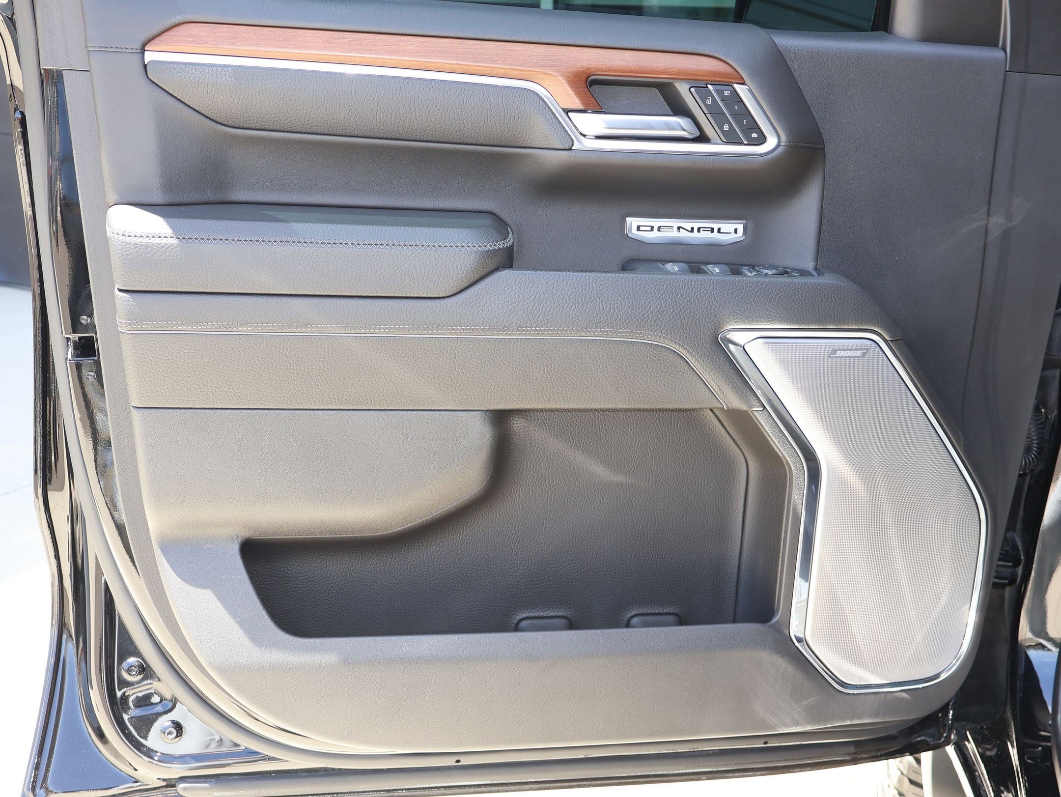 Used 2023 Onyx Black GMC Denali image 10