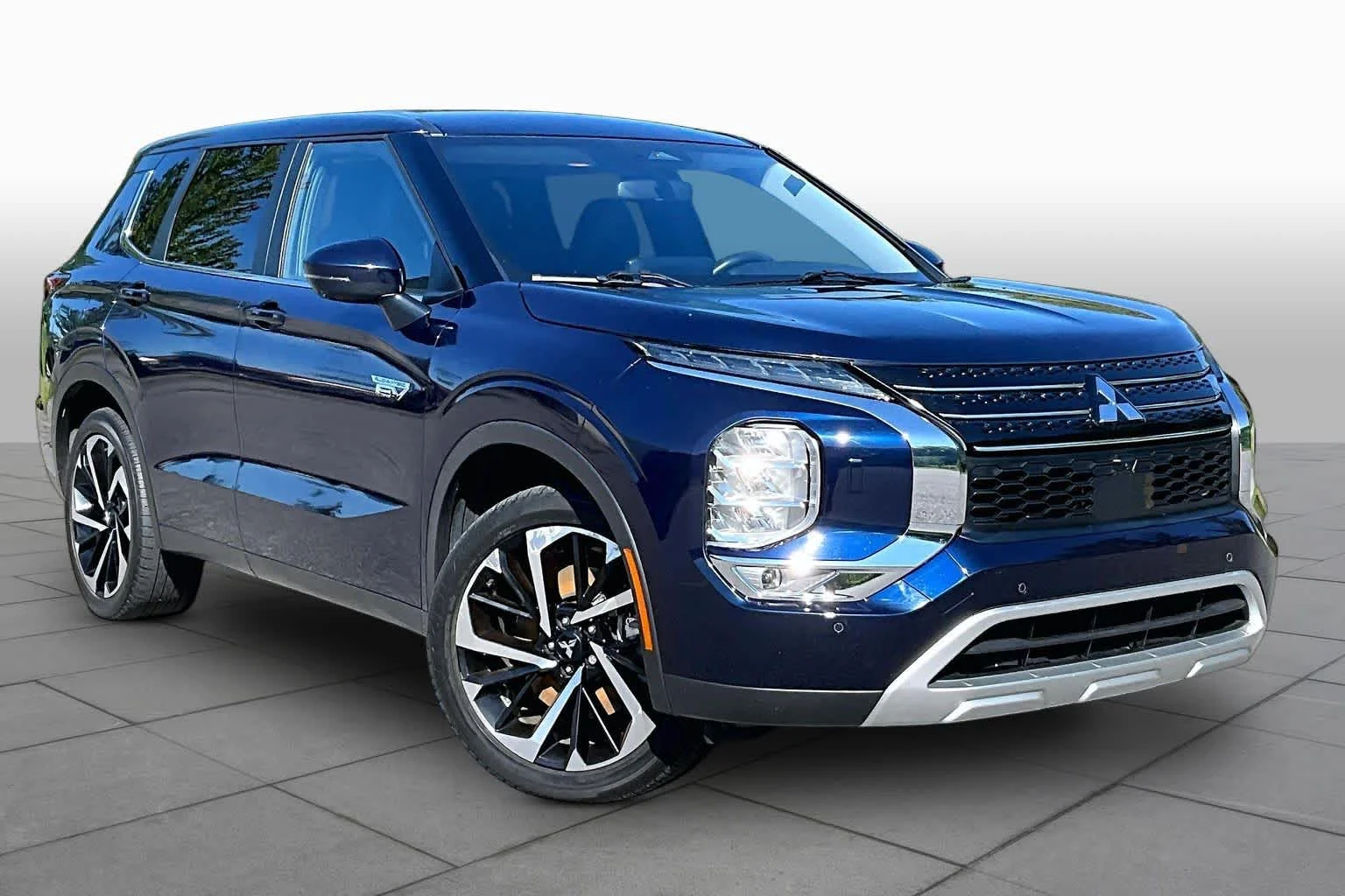 Used 2025 Cosmic Blue Metallic Mitsubishi SE image 3
