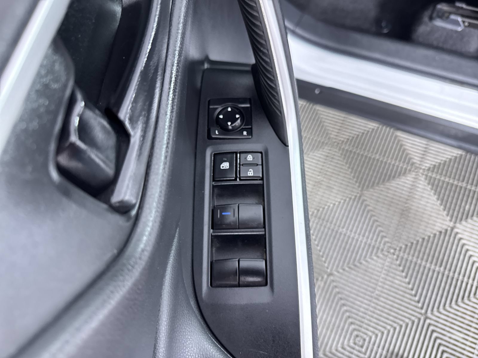 Used 2022 White Toyota Hybrid LE image 19