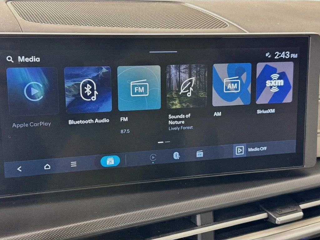 Used 2025 Green Hyundai SEL image 17
