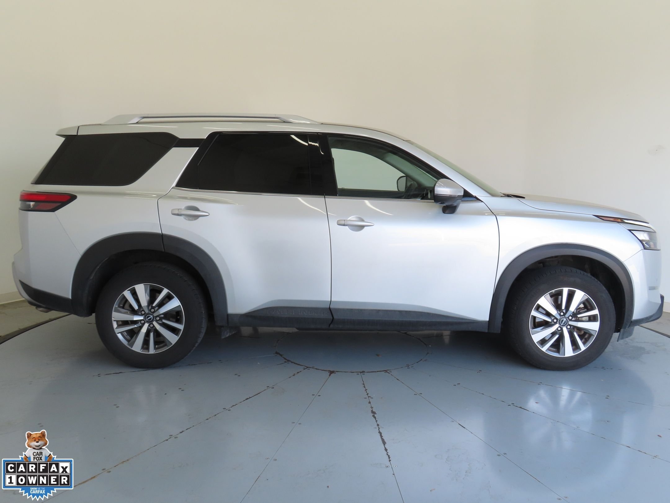 Used 2025 Silver Nissan SL image 2