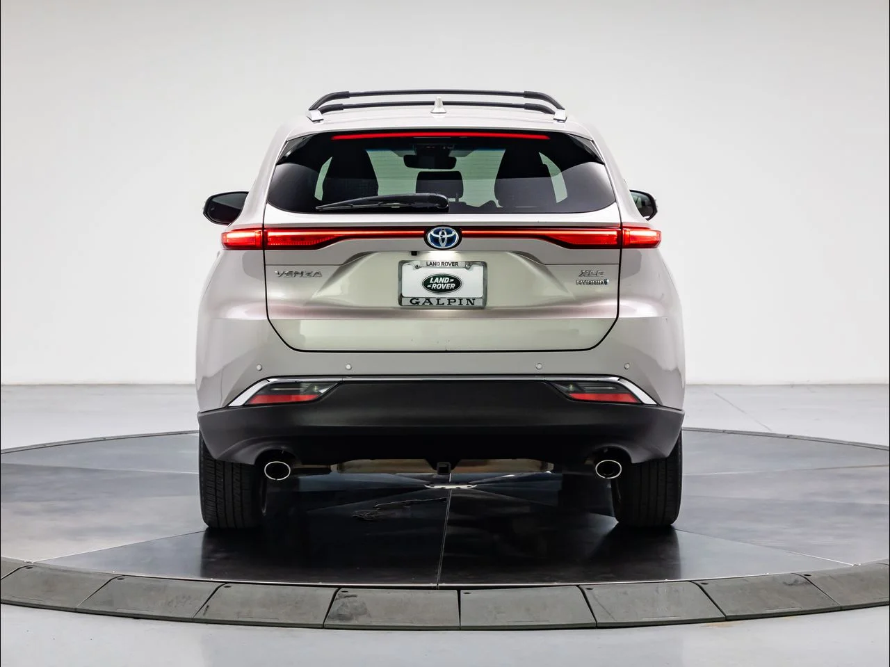 Used 2022 Titanium Glow Toyota XLE image 4