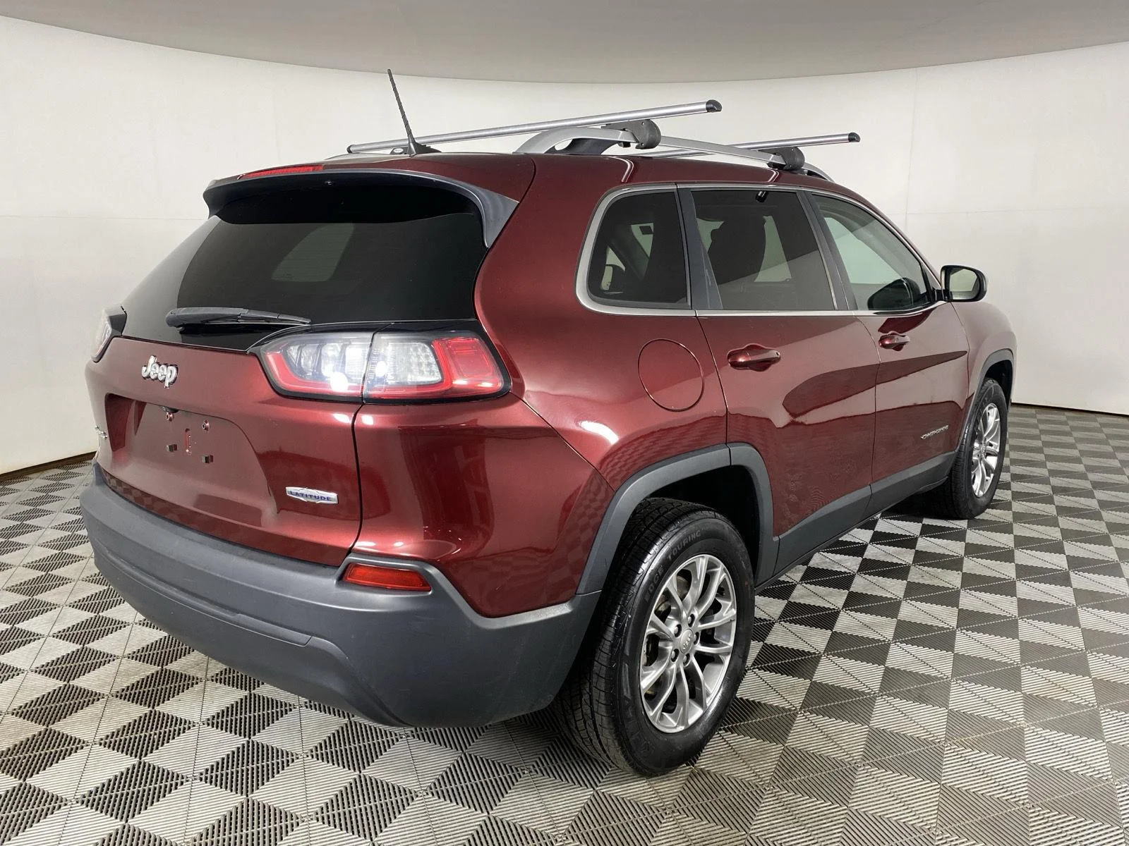 Used 2019 Velvet Red Pearlcoat Jeep Latitude Plus image 10