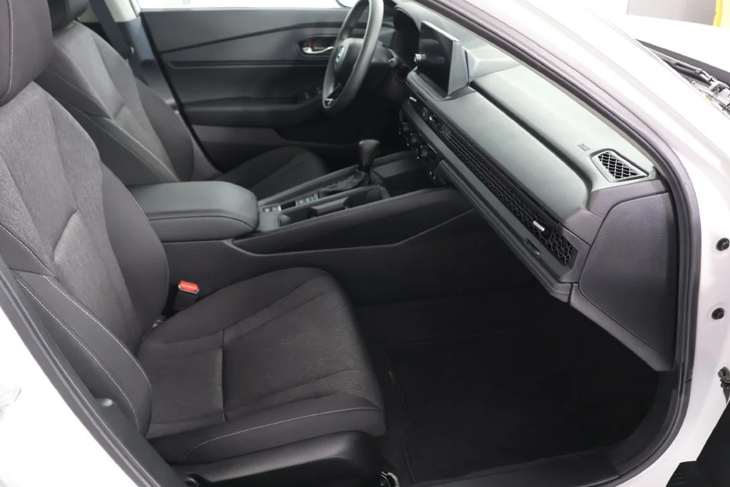 Used 2026 Platinum White Pearl Honda SE image 24