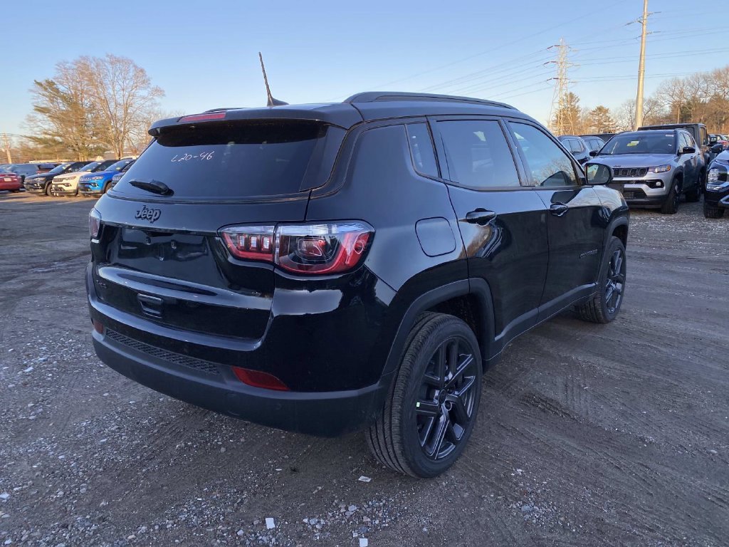 New 2026 Diamond Black Crystal Pearl-Coat Exterior Paint Jeep Limited image 3
