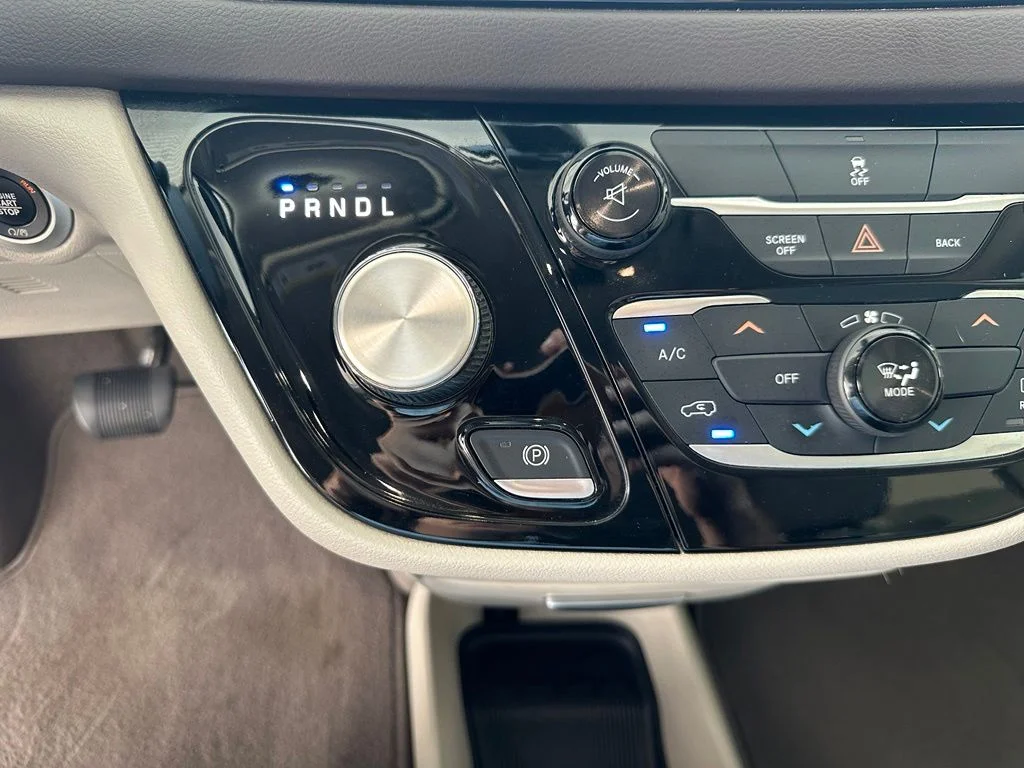 Used 2017 White Chrysler Touring image 28