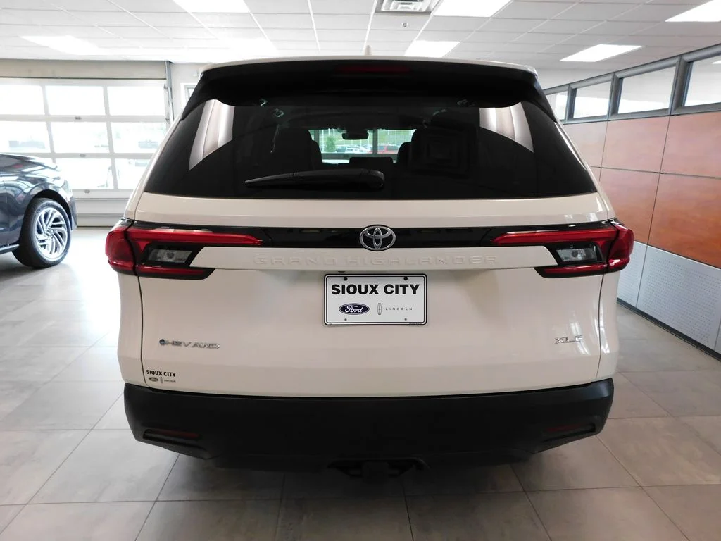 Used 2024 Cream Toyota XLE image 6
