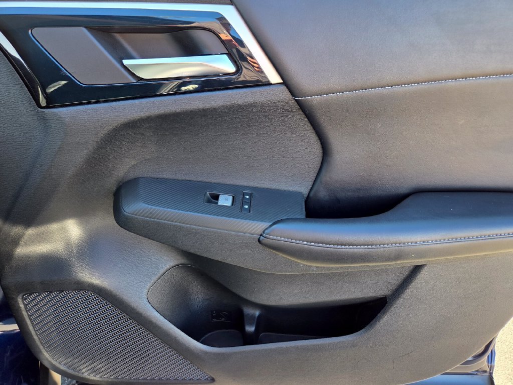 Used 2022  Mitsubishi  image 21